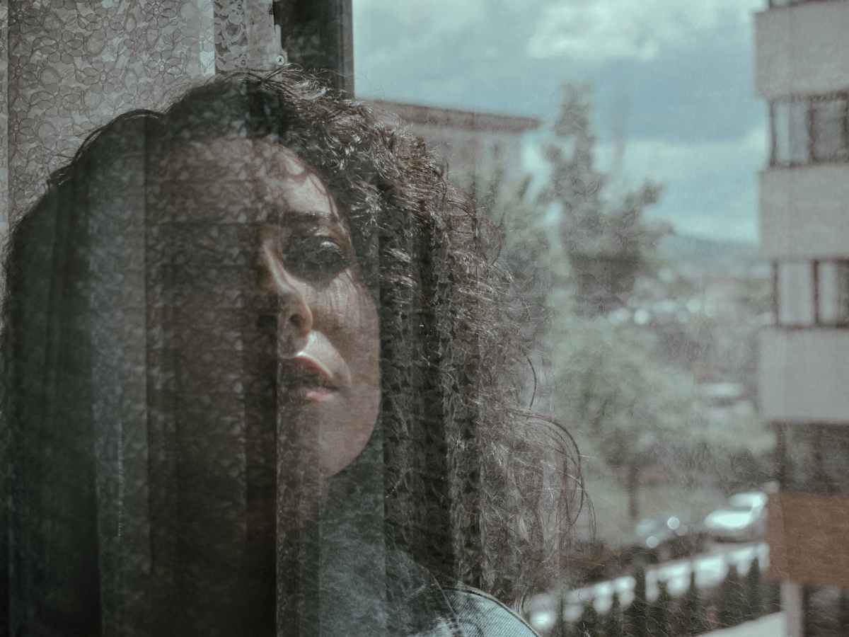 femme qui regarde par la fenêtre